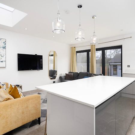 Large 4 Bedroom House With Parking Available London Exterior foto