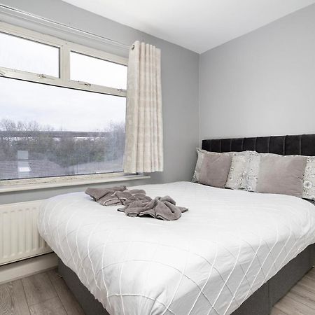 Large 4 Bedroom House With Parking Available London Exterior foto