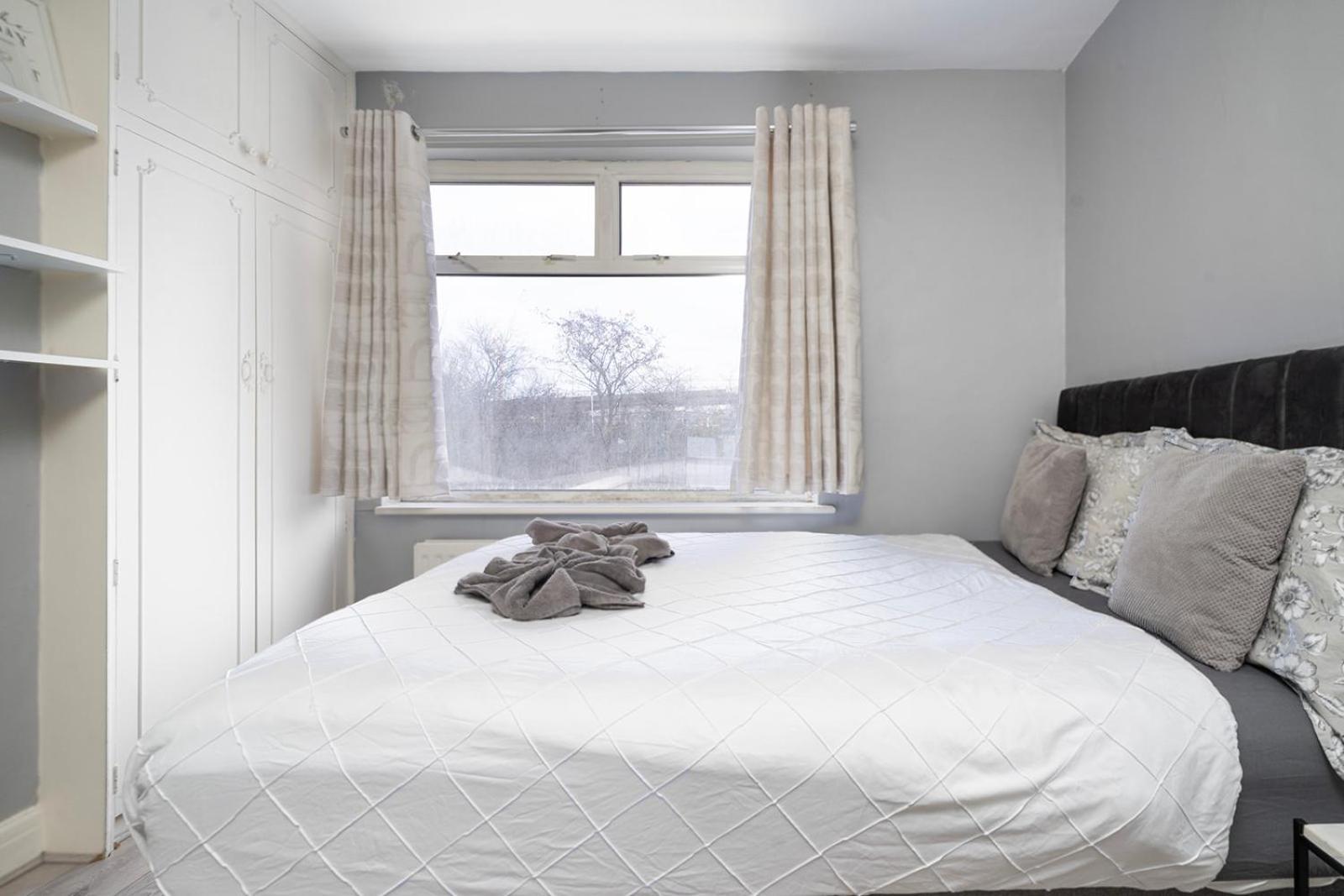 Large 4 Bedroom House With Parking Available London Exterior foto