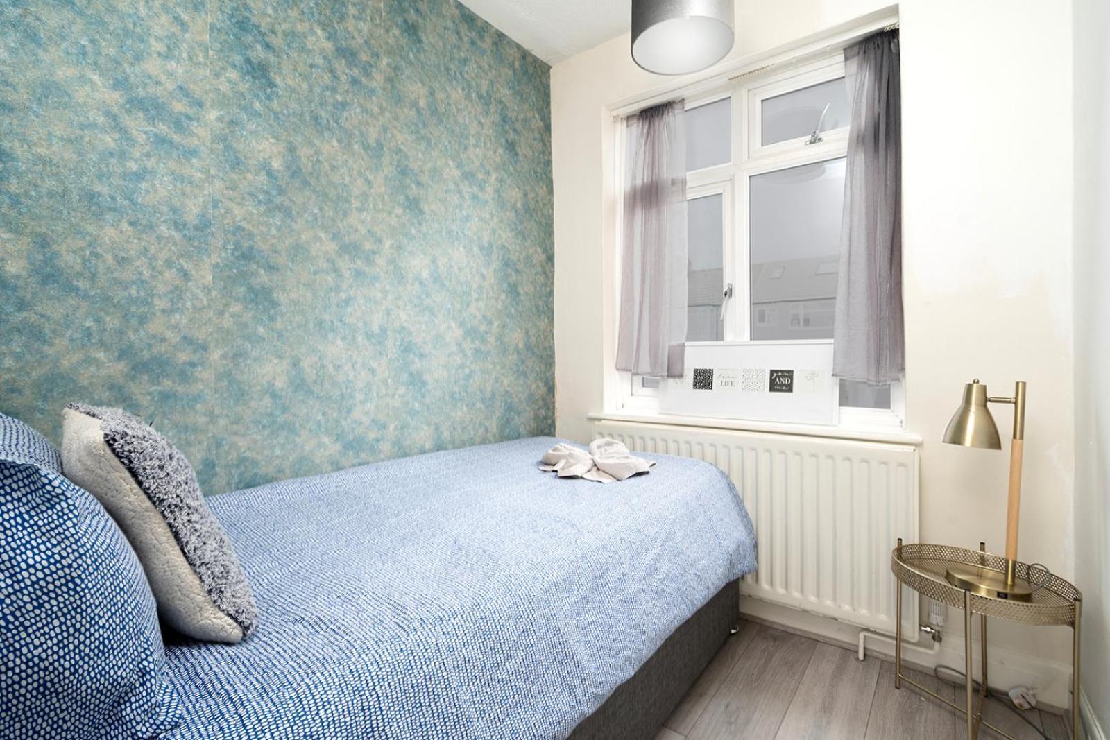Large 4 Bedroom House With Parking Available London Exterior foto